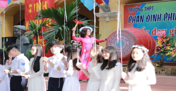 Mrs. Nguyen Thi Nham Huyen, the school principal, hitting the drum to mark a new school year