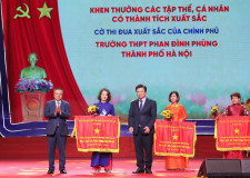 Trường THPT Phan Đình Phùng vinh dự được nhận cờ thi đua xuất sắc của Chính phủ.